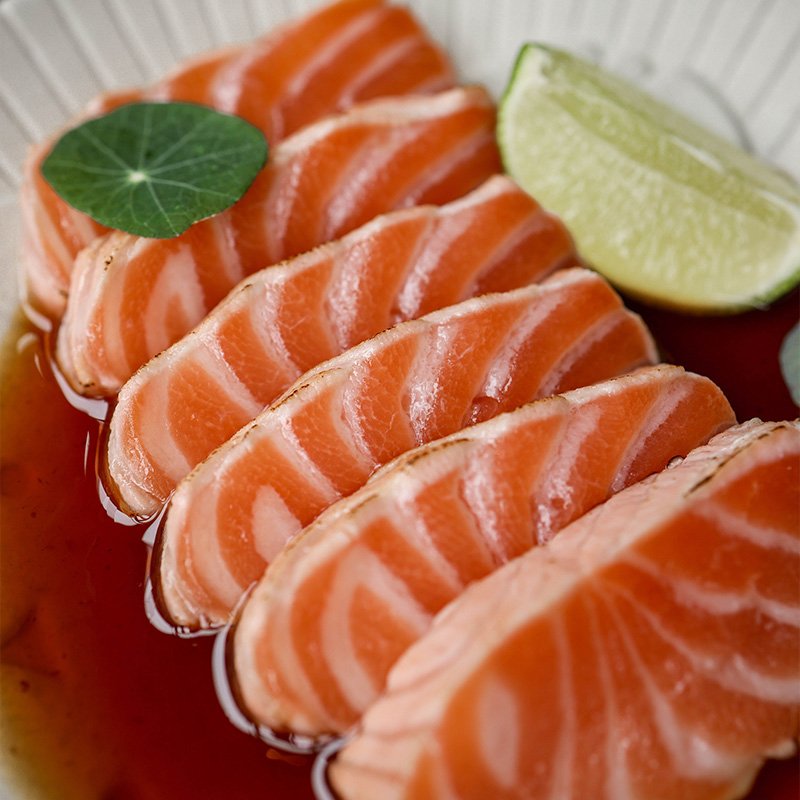 Przystawki: salmon tataki